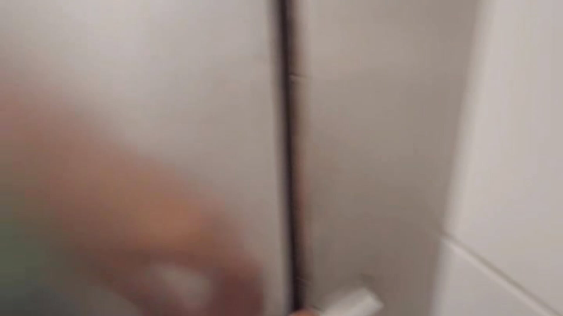 Open door in mens bathroom (naked) – видео вебкам-модели Evelyn_outdoors