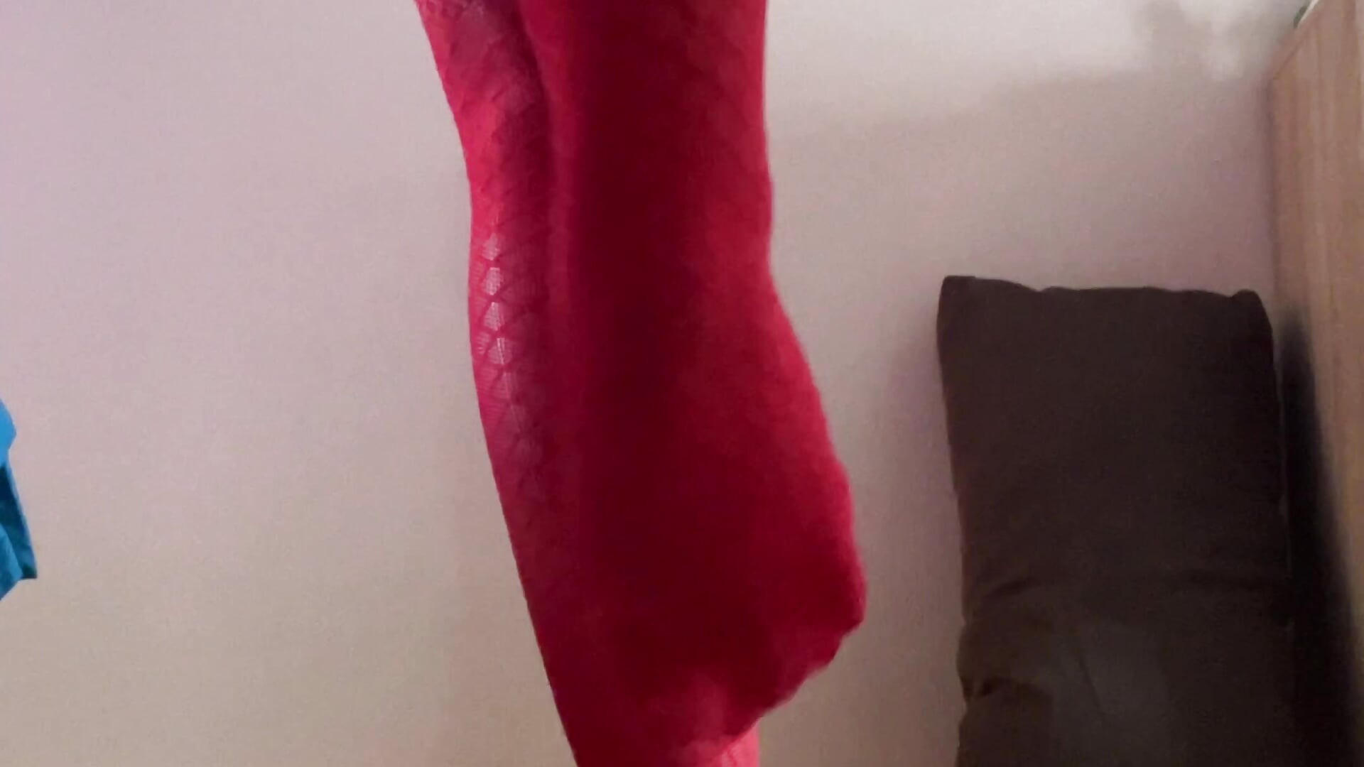 legs in red fishnet tights – video modela na kameri BBellaas