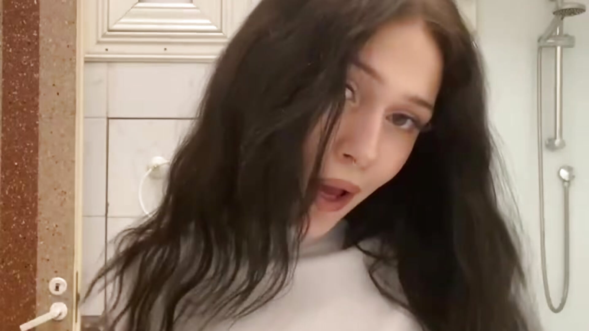 Dancing in the Bathroom - vídeo de la modelo de cam SaintCarolina