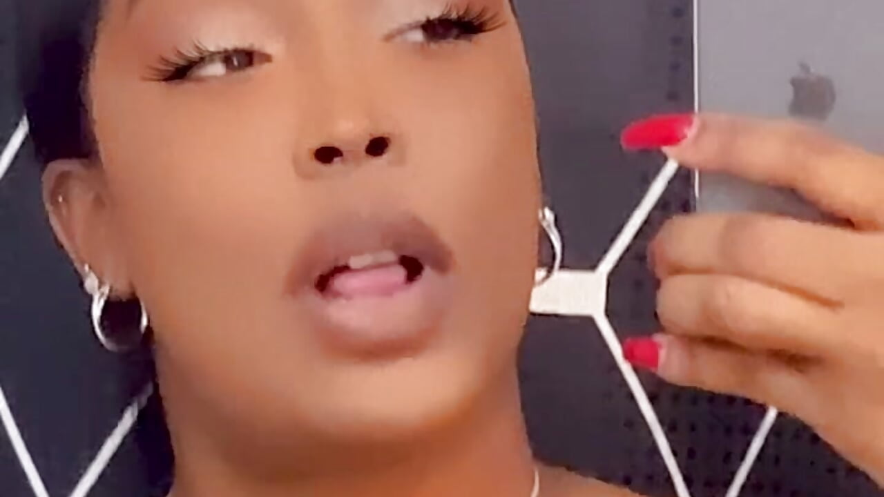 My Sexy Tongue & Face Wet Mouth - vídeo de la modelo de cam BiaLovelyBunny
