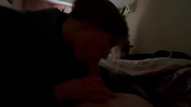 I'm giving my husband a blowjob while Maria sleeps next to him. - βίντεο μοντέλου PEACE_DANCE