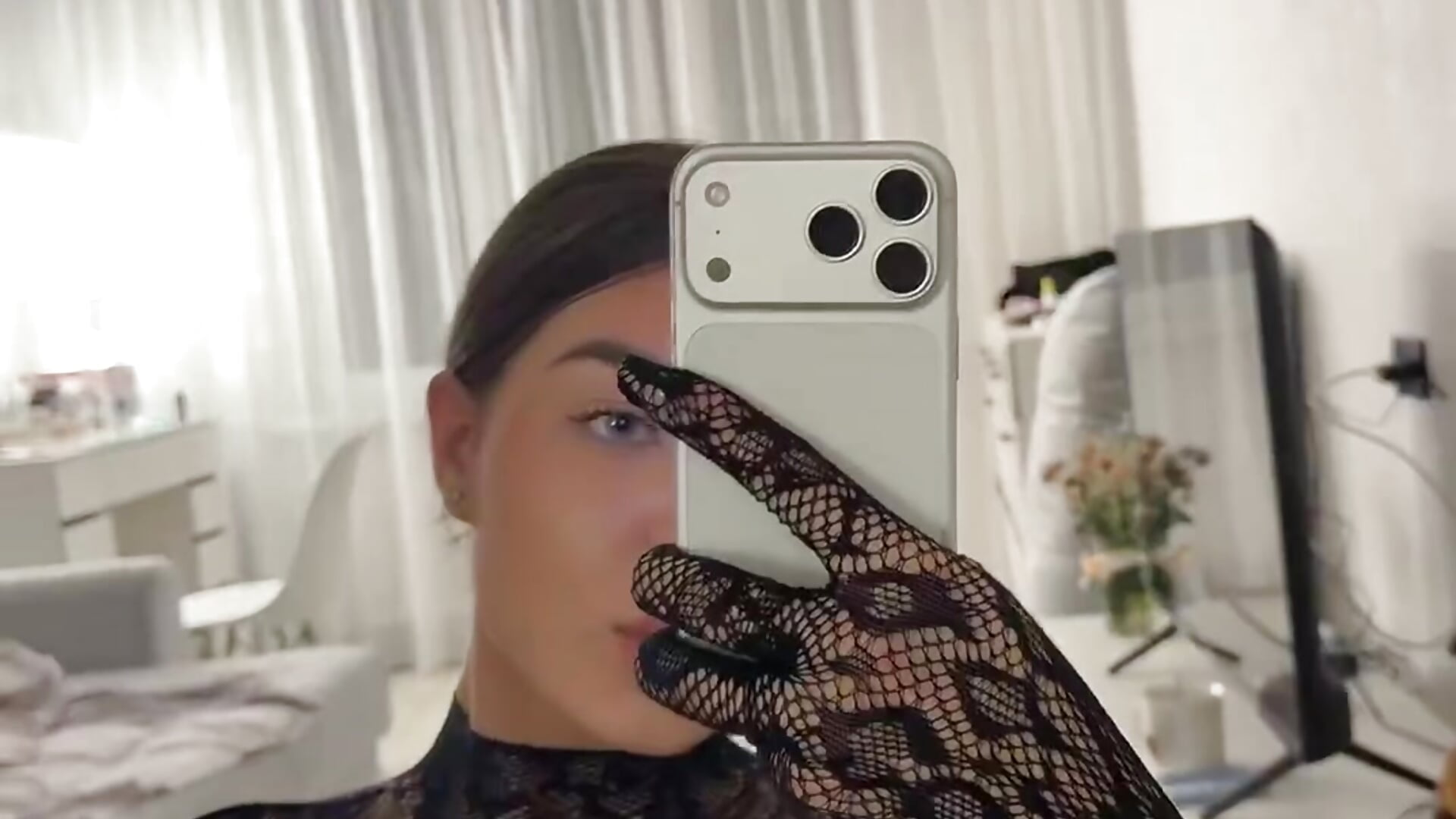 I love leopard print, but what do you think of this sheer leopard-print bodysuit? – video modela na kameri TinkerGold