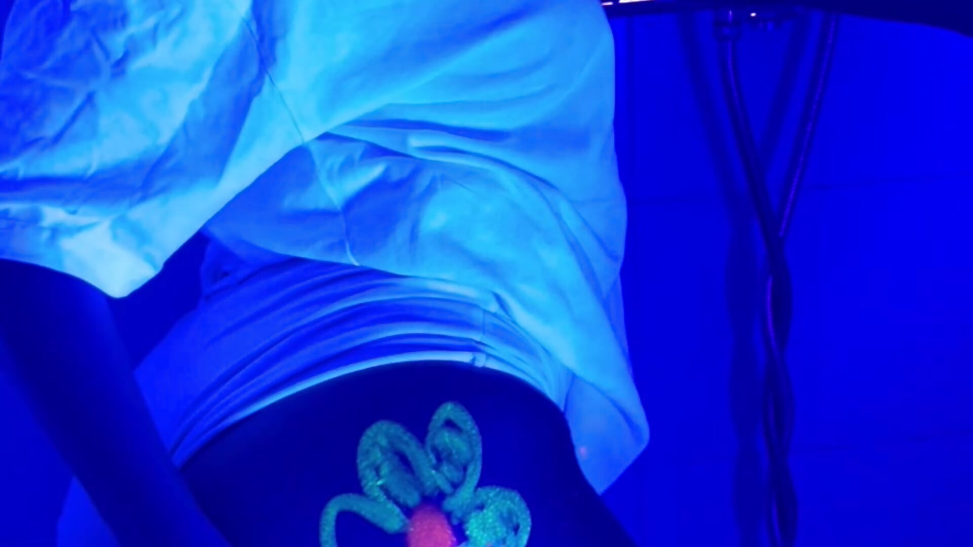this paint is glowing on my butt - Vídeo de Daisy_Wave, modelo de vídeos