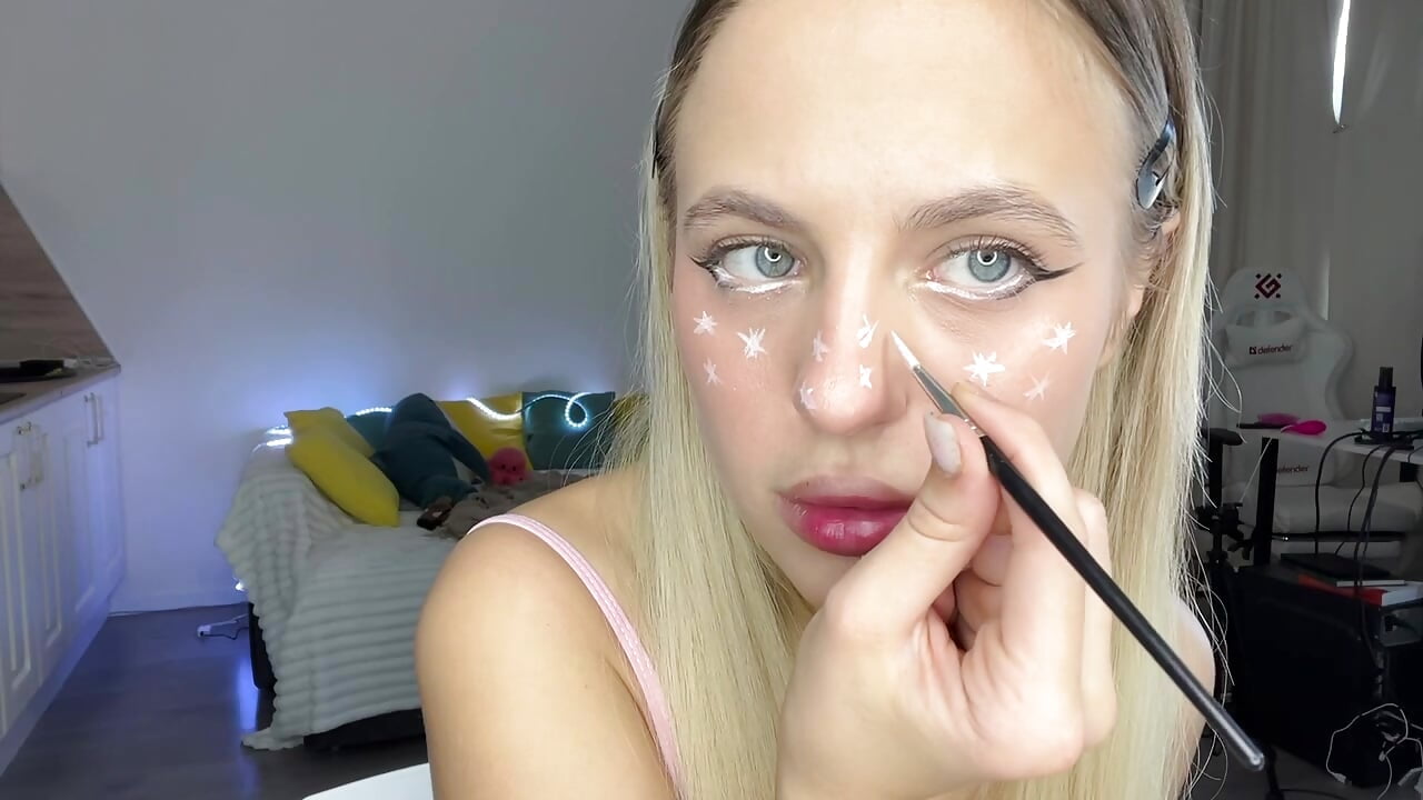 Doing Daisy Makeup - video by Daisy_Wave cam model