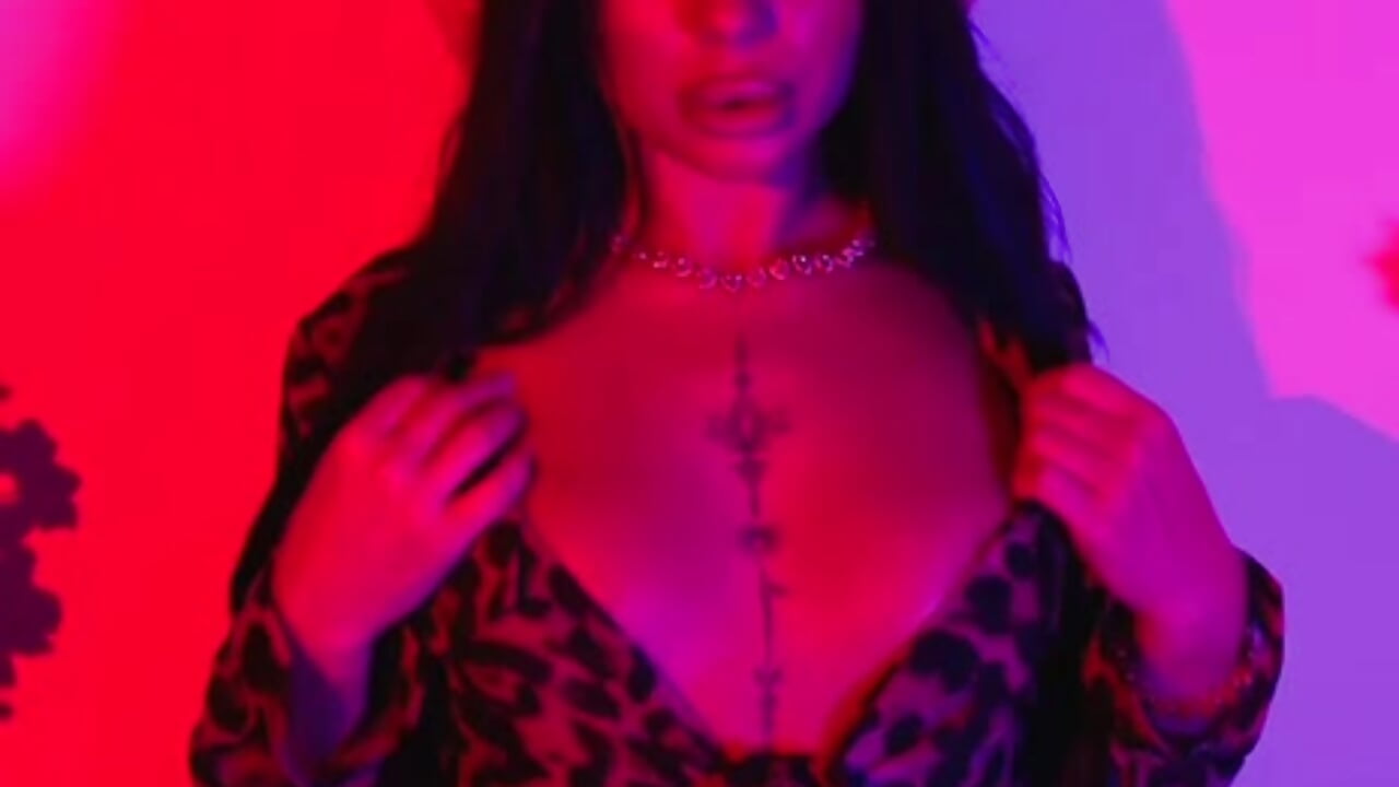 Just A Taste💕 - فيديو من AmberValee موديل الكام