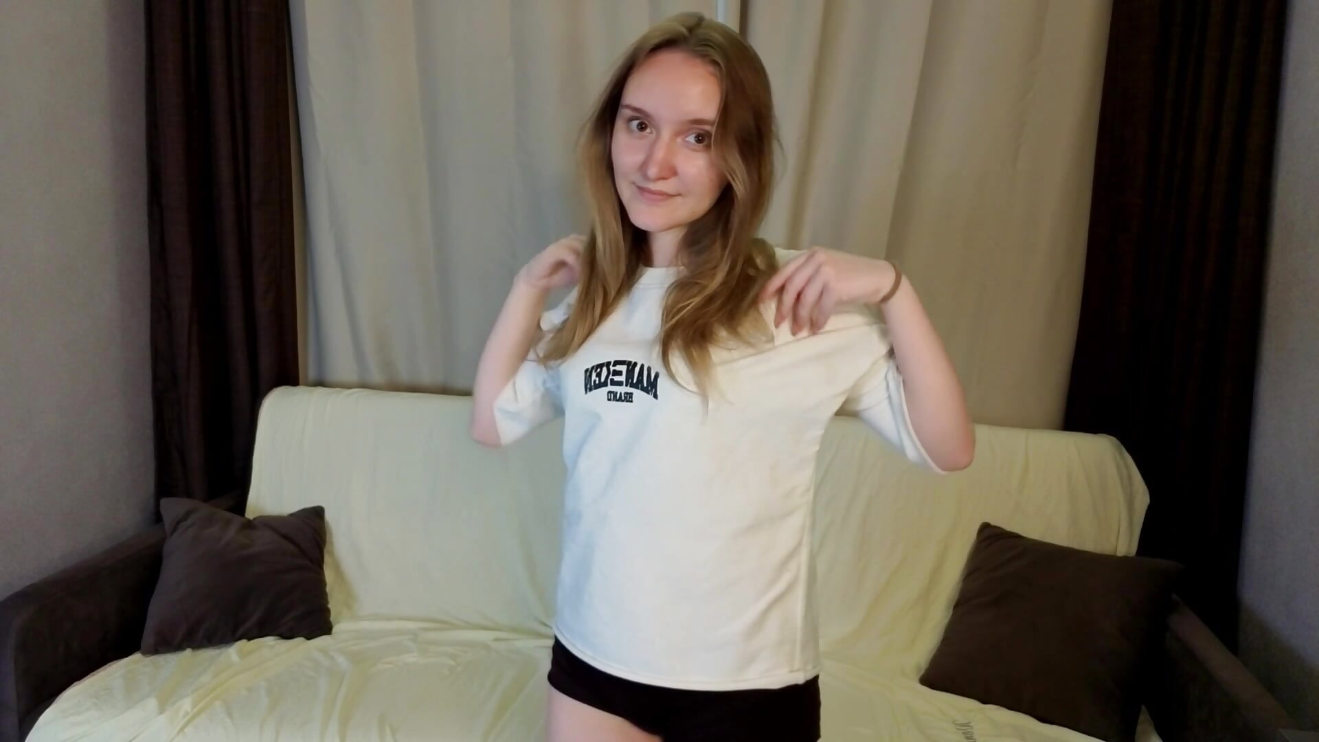 A sweet little girl is trying her best for you - video av JeremySasala cam-modell
