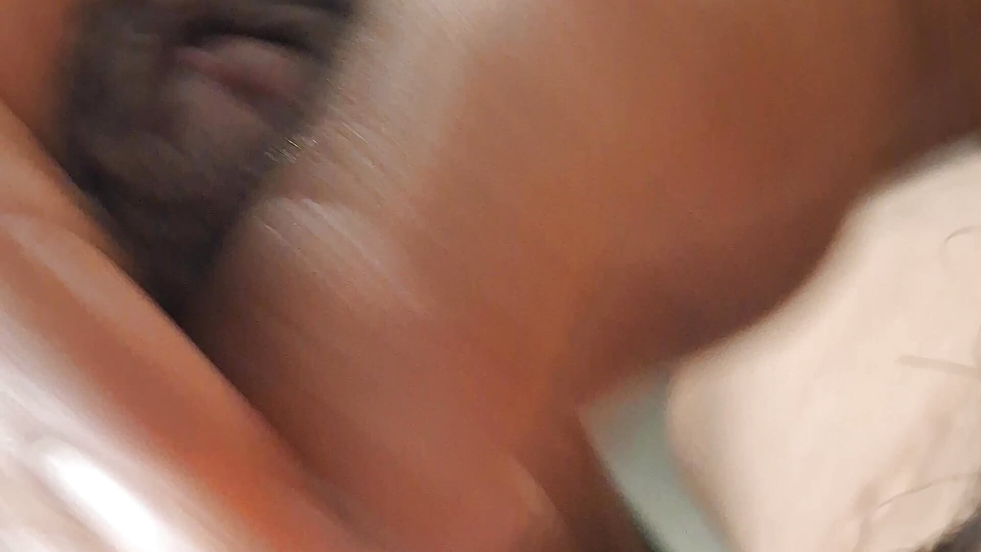 I bring the camera close to the urethra of my cock, LOOK HOW THE SEMEN COMES OUT VERY CLOSE TO THE C