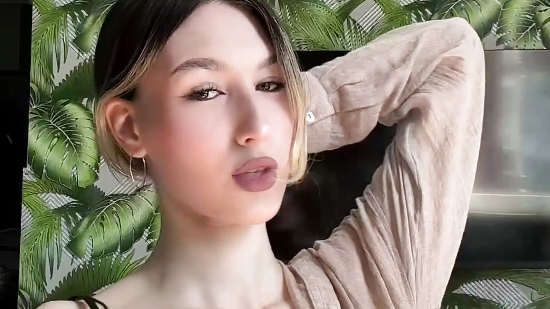 >< – video modela na kameri RadialTalc