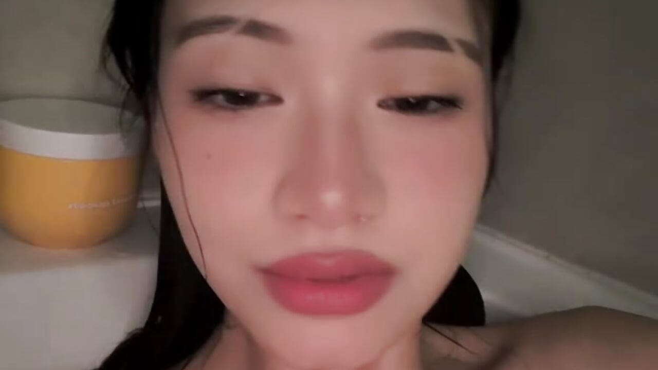 in bath ^) – video af SabraMyra cam-model