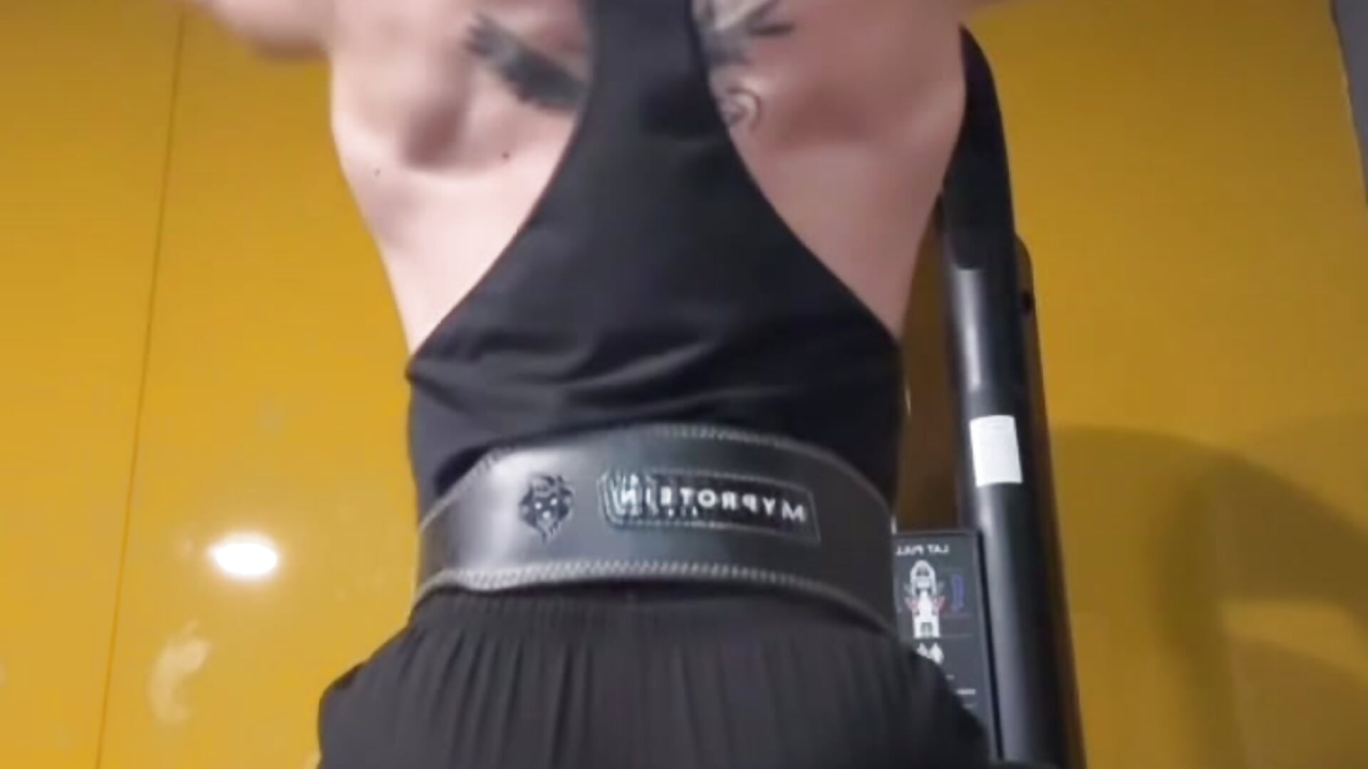 Back day 🤪 – video modela na kameri CurlyStarX