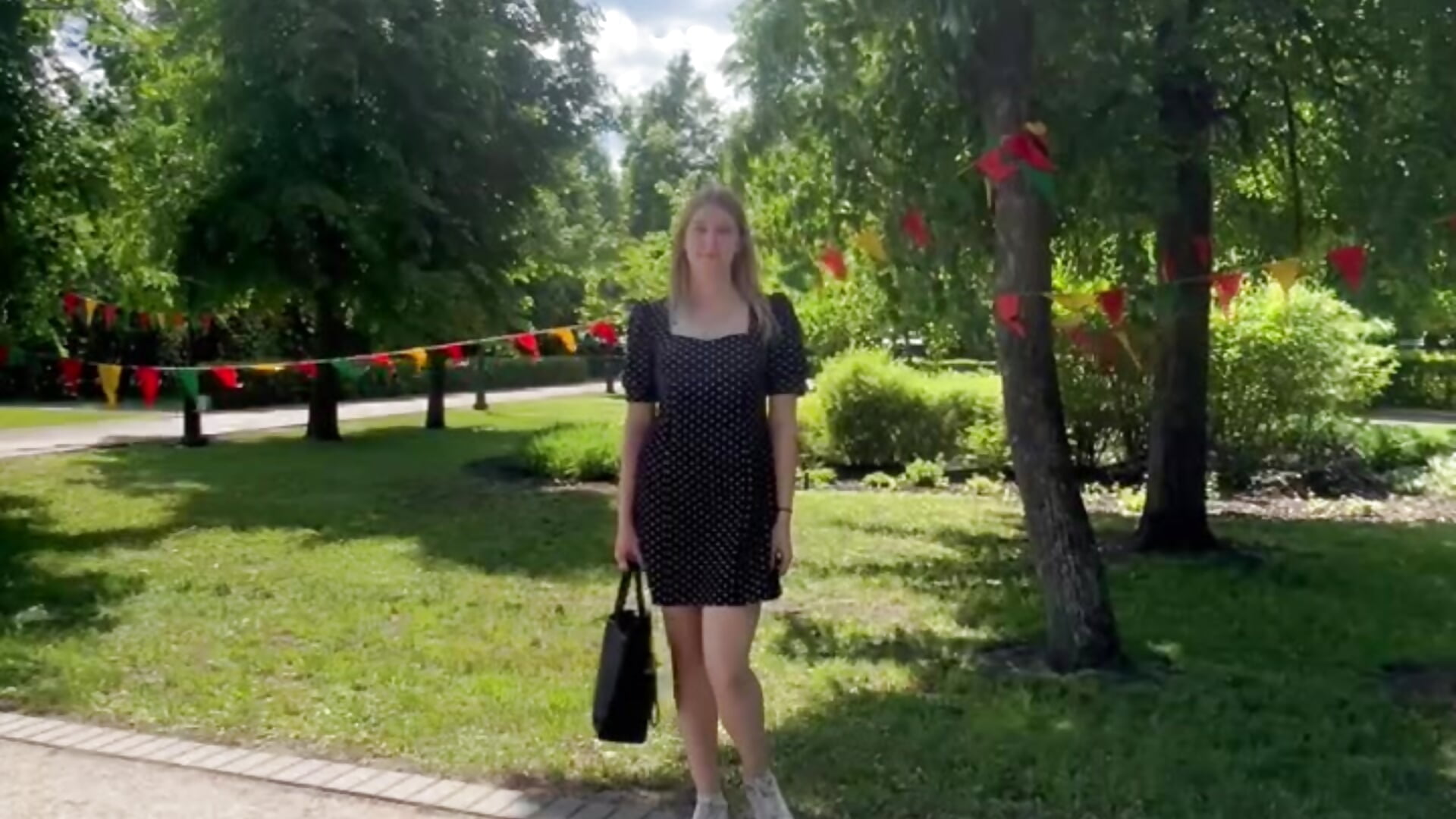 Walking in the park – video modela na kameri RollingSweet