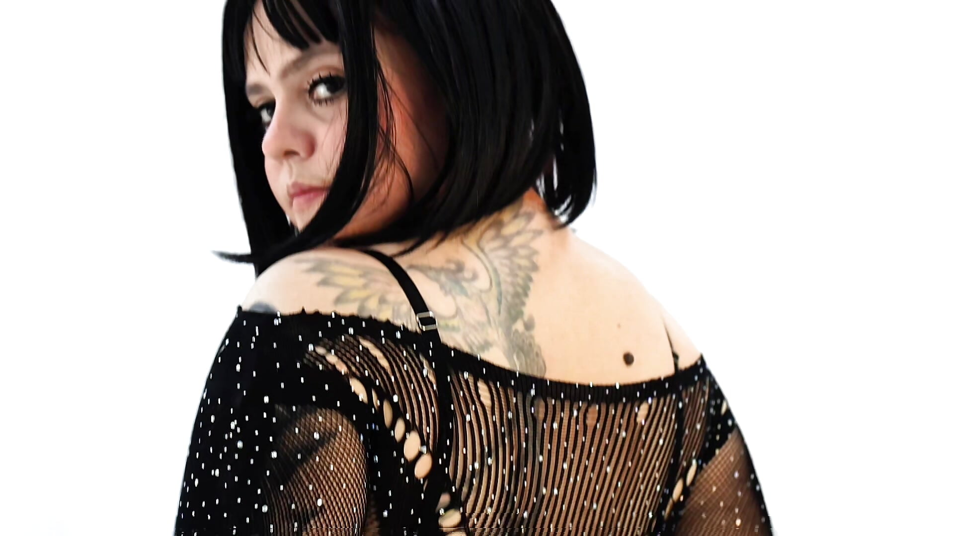 Beauty, attitude, and a touch of playfulness 🍷🍾🍒🍑 – video af _twiggy_ cam-model