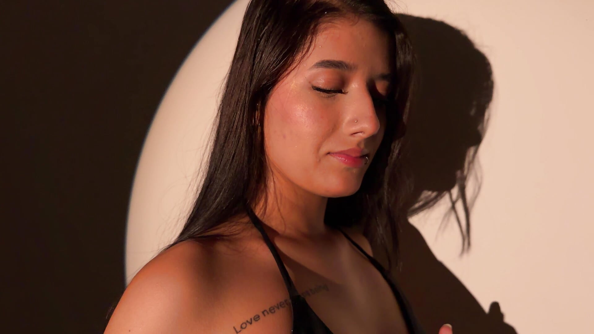 It would be a lie to tell you that I don't like it 🔥🫣 - video by LucianaVlos cam model