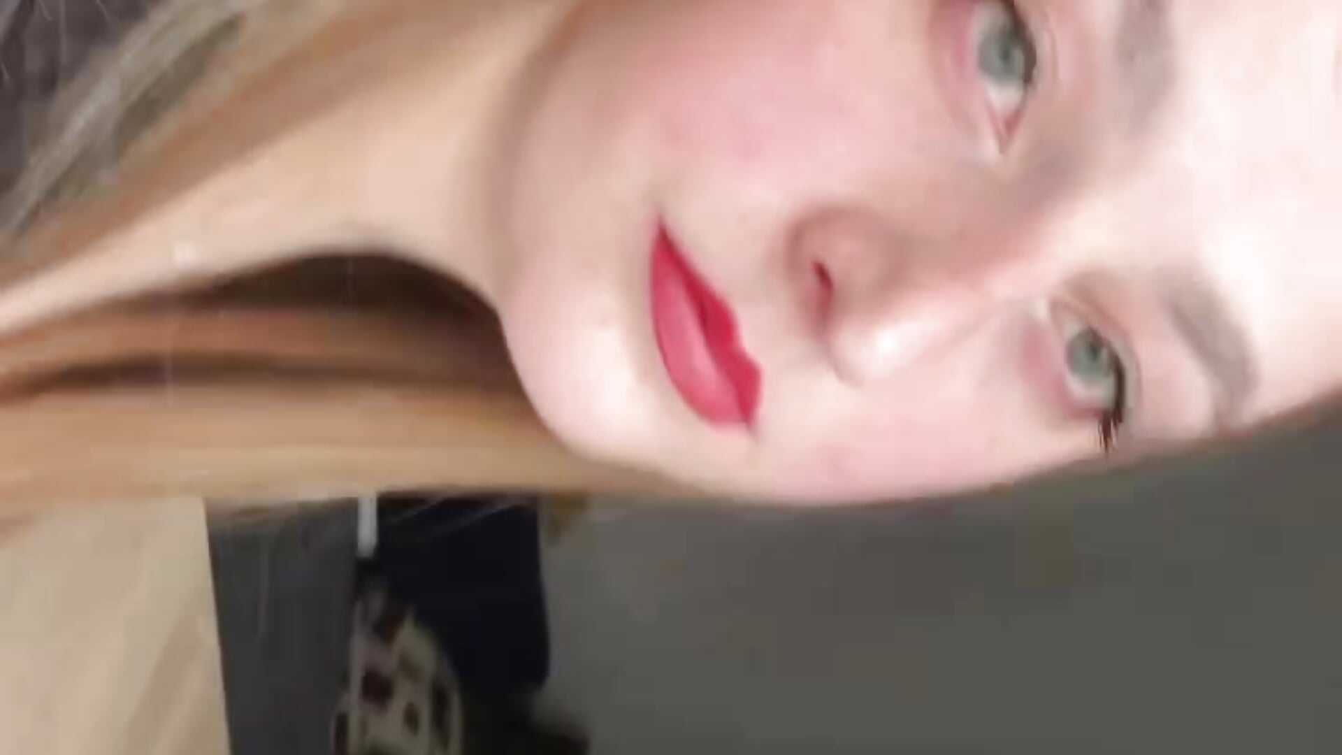Mmm – video modela na kameri MadeleneEfrons