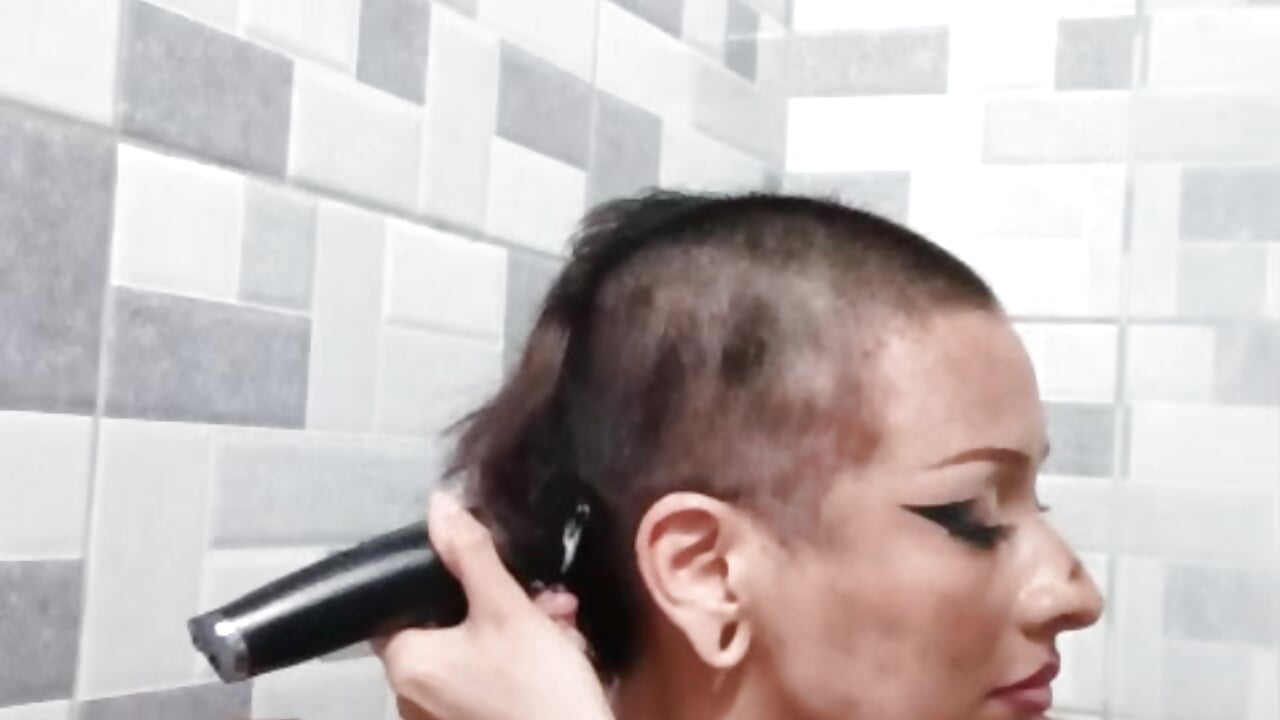 Part one of how I cut all my hair - KendallDemie主播的视频
