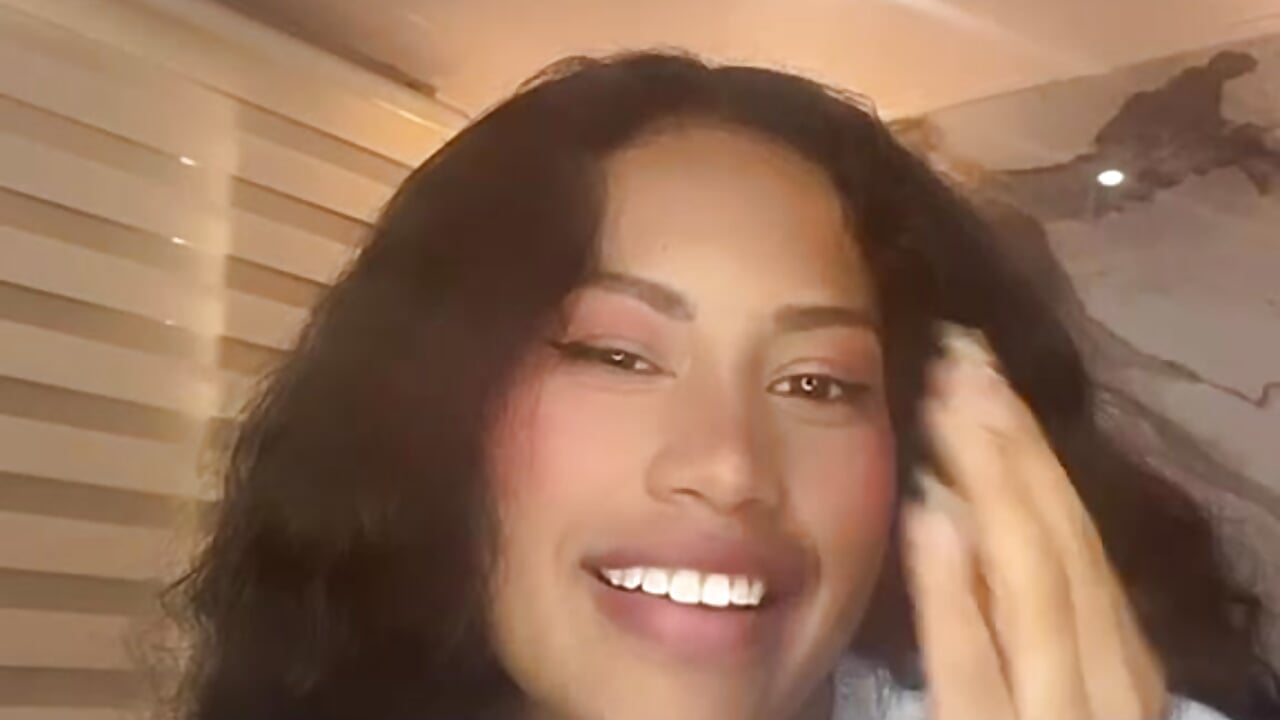 Kiss ❤ - video by SaraVasquez_ cam model