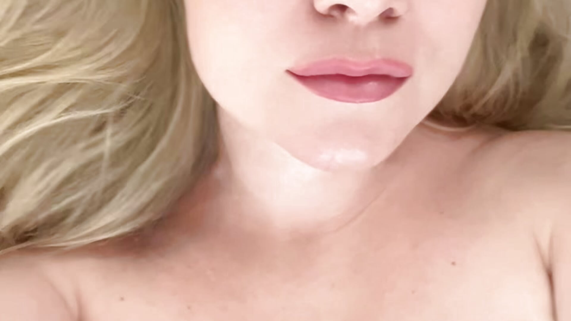 Suck finger so sweet — filmik ElleHerry, modela(-lki) na kamerkach