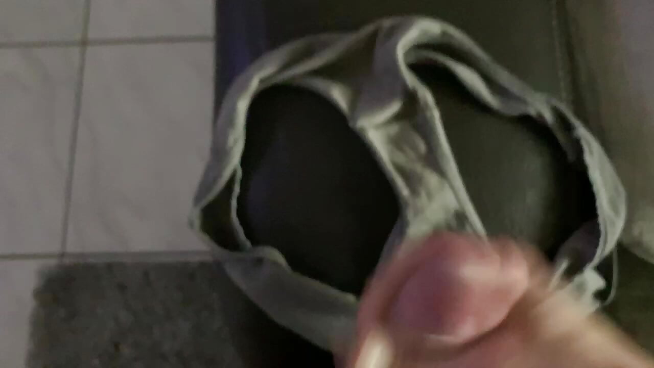 In den Schlüpfer der Freundin gespritzt - -bigding-主播的视频