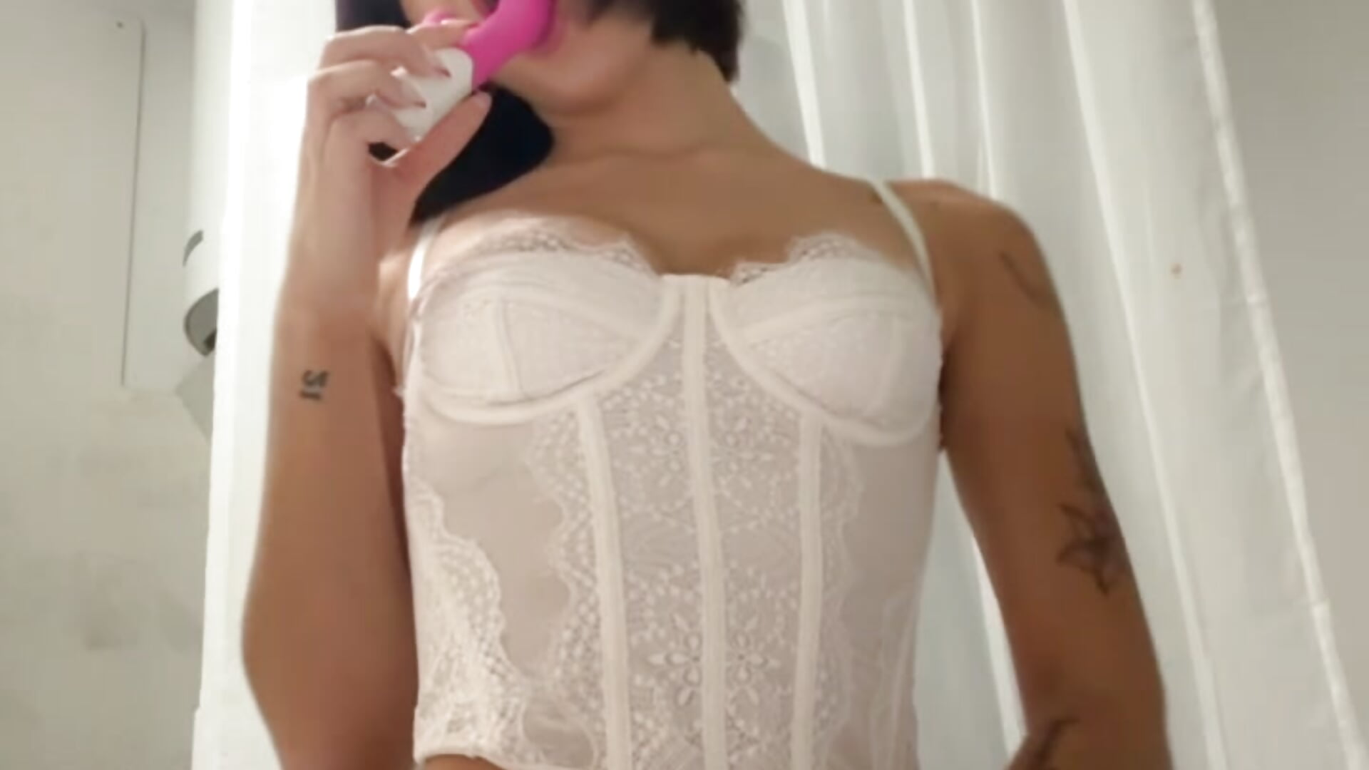 Je t’exite en léchant mon gode - video by lolitapourlesintime cam model