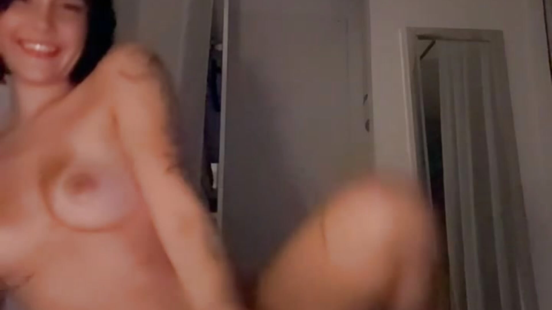 mini twerk + grand écart - video by lolitapourlesintime cam model
