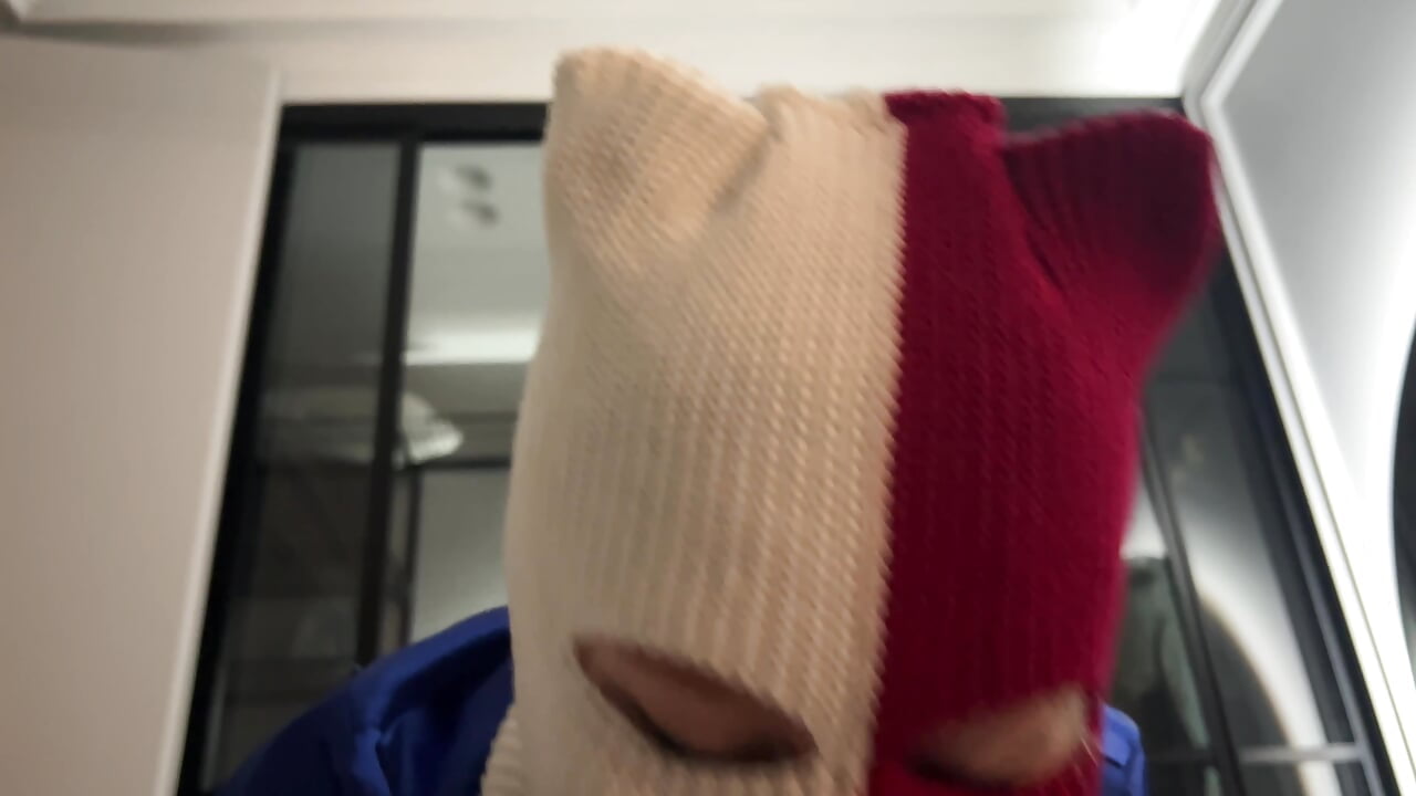 stole his mask – video modela na kameri red_smile