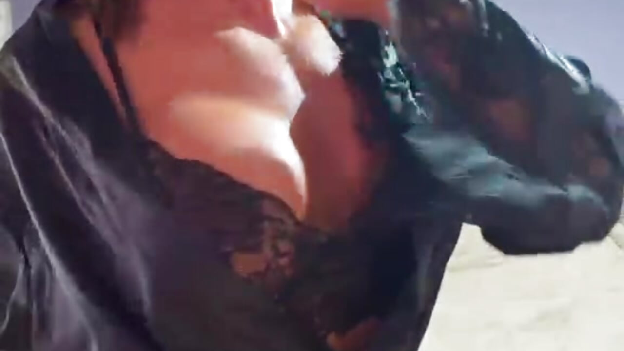 La batita negrita también te la pone durita 😈