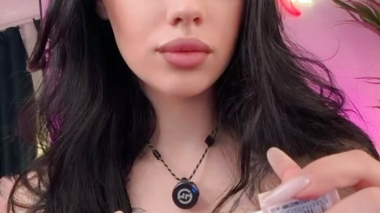 ASMR Lip Gloss 🩷✨ - Vídeo de KatieSwan, modelo de vídeos