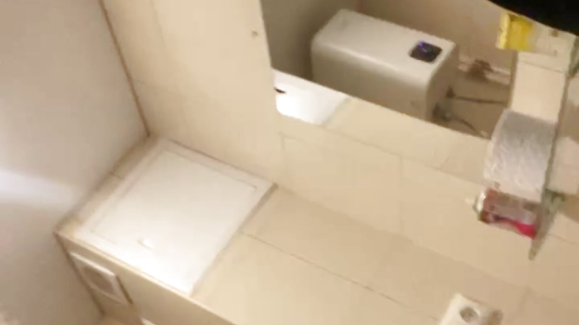 RISKY lick at men`s WC