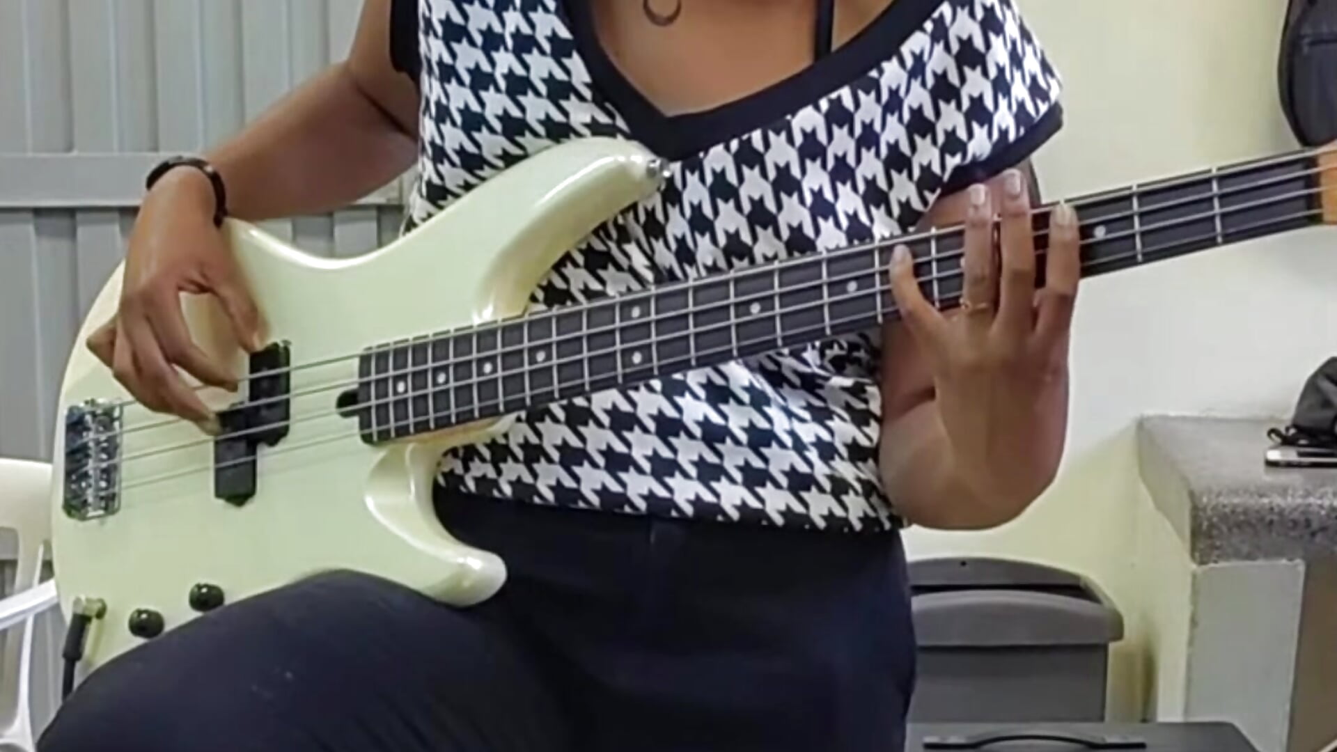 In the bass 🎸_  "Amarrame - Mon Laferte" - clip cu paradissela__ model videochat