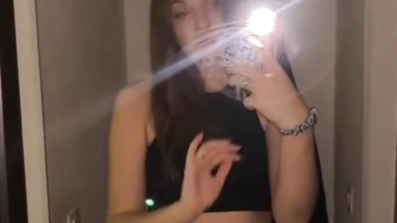 mirror selfie~ – video od webkamerové modelky Oh_lora