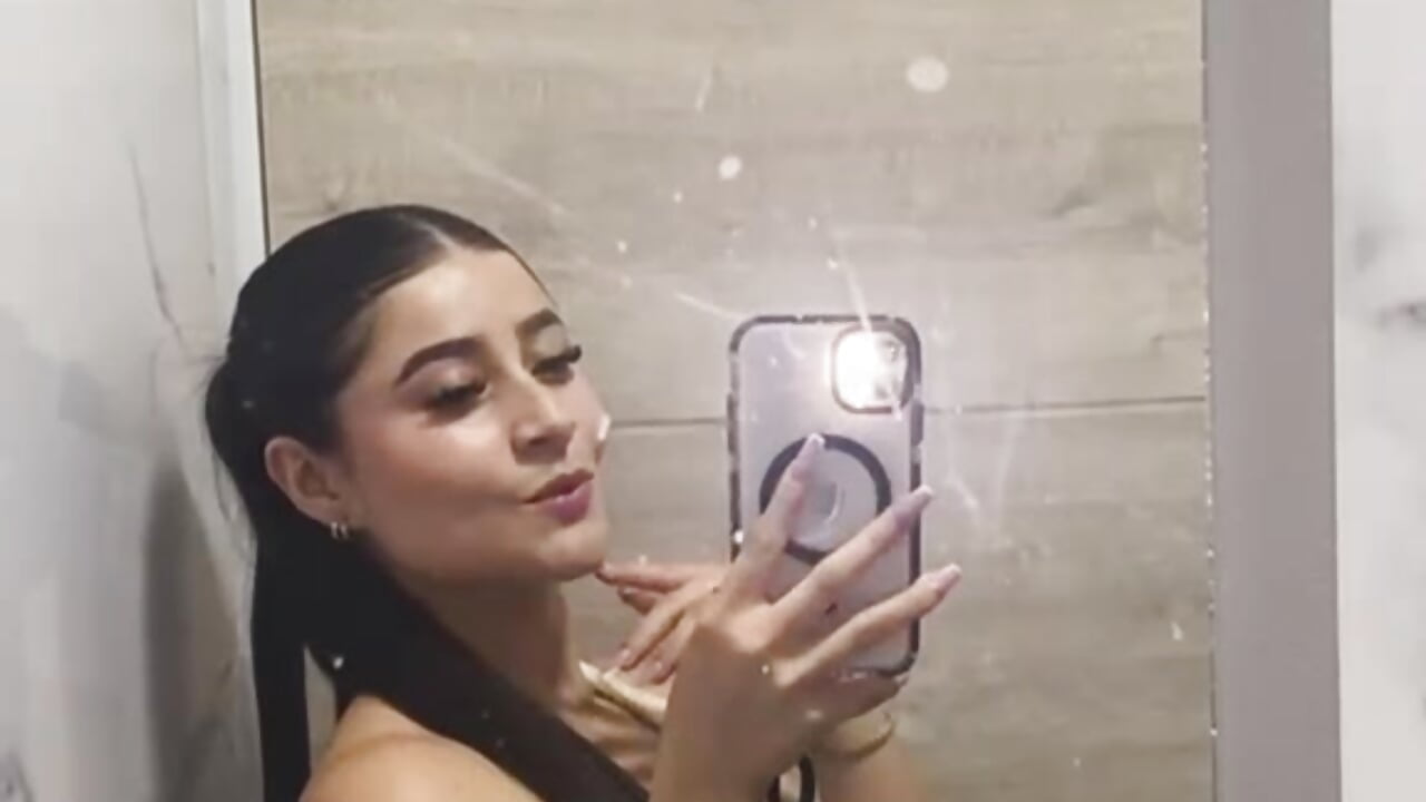 Come here honey and Undress Me 🔥🥵– SabrinaSharper kameramodell videója