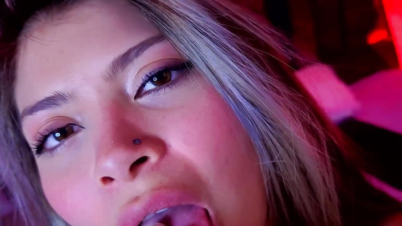 IN LITTLE HOT – video modela na kameri alani_bell