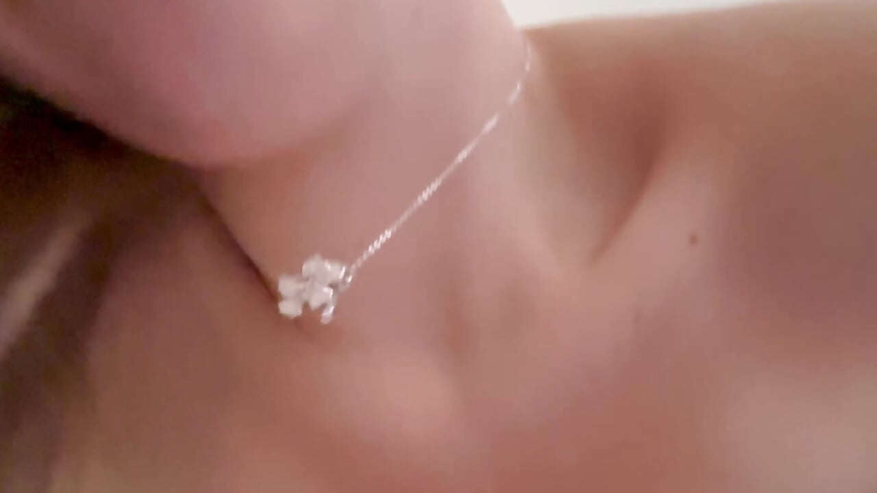 I squeeze my boobs – video modela na kameri IleneElizondo