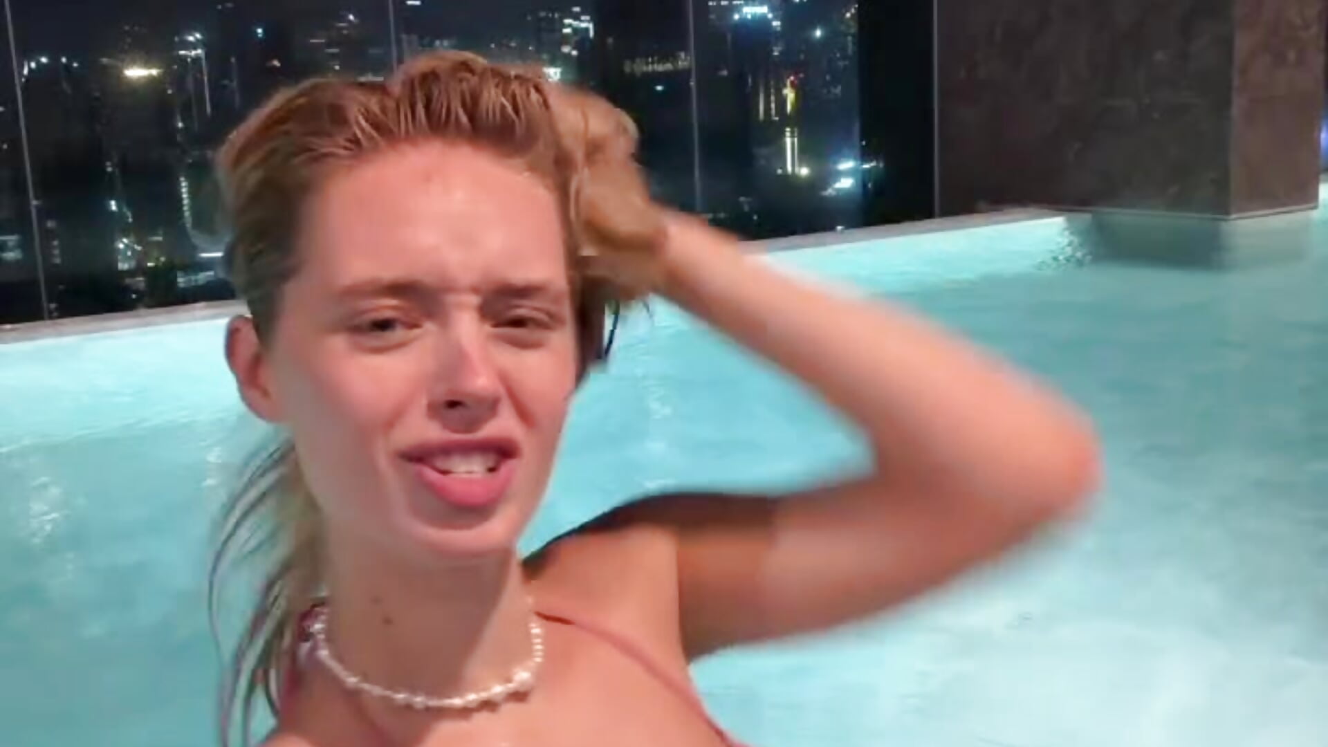 I'm swimming in the pool with you CONTINUATION - video di PollyDolly modella di cam