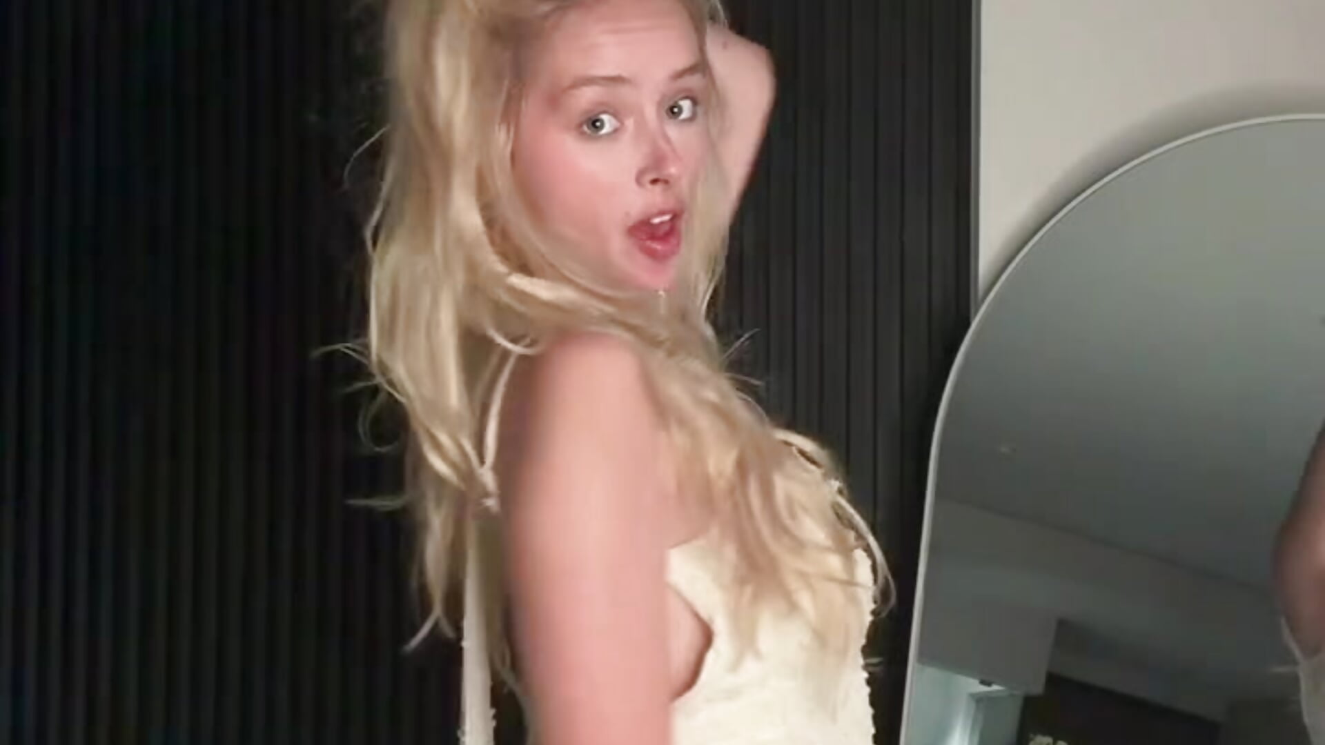 sexy bold dance - clip cu PollyDolly model videochat