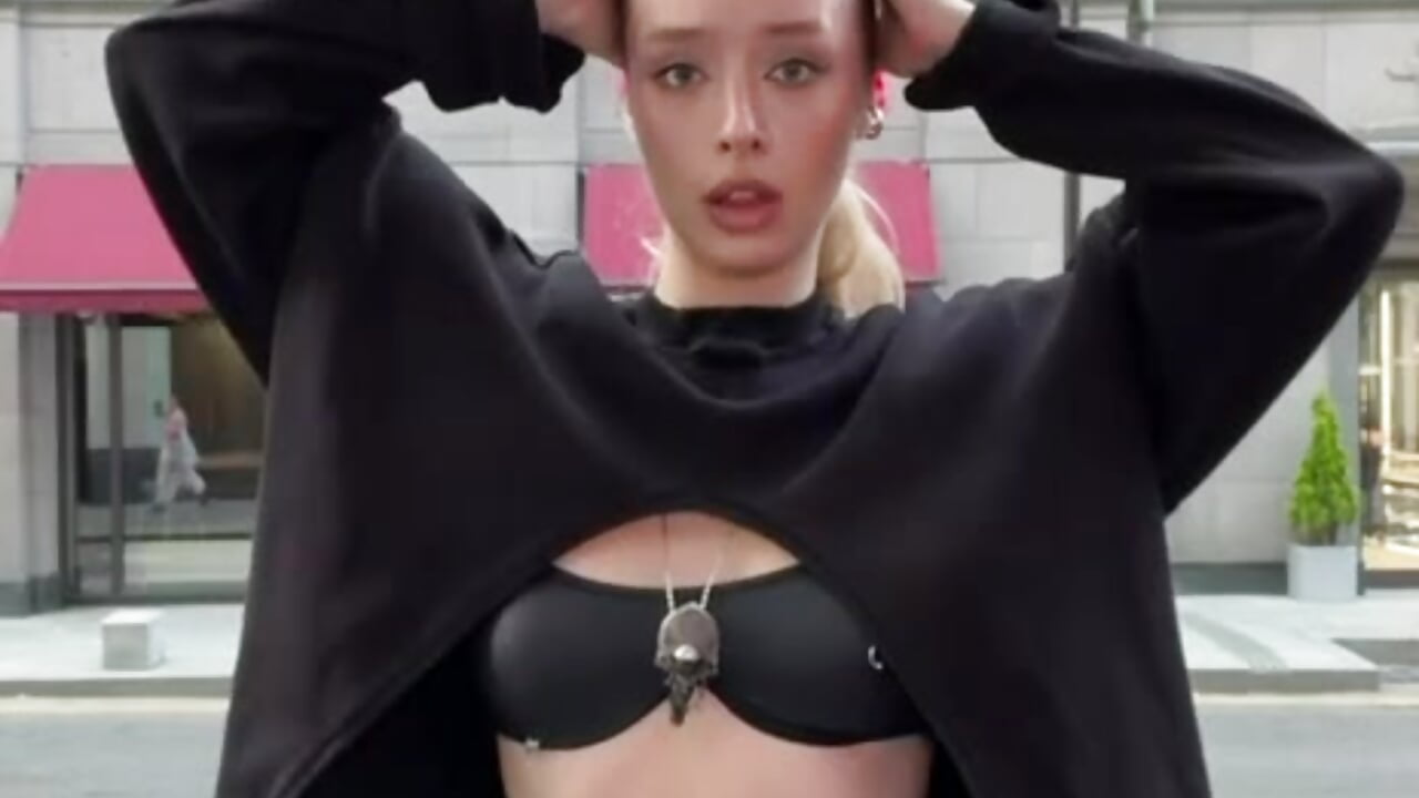 Dancing in a bra outside + bare midriff - video di PollyDolly modella di cam