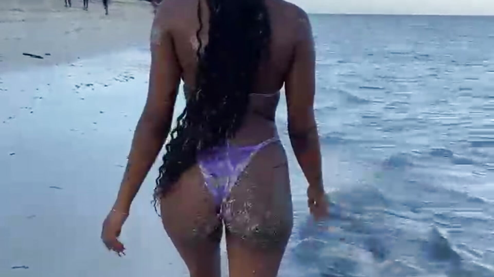 Beach walk 🌴 👙