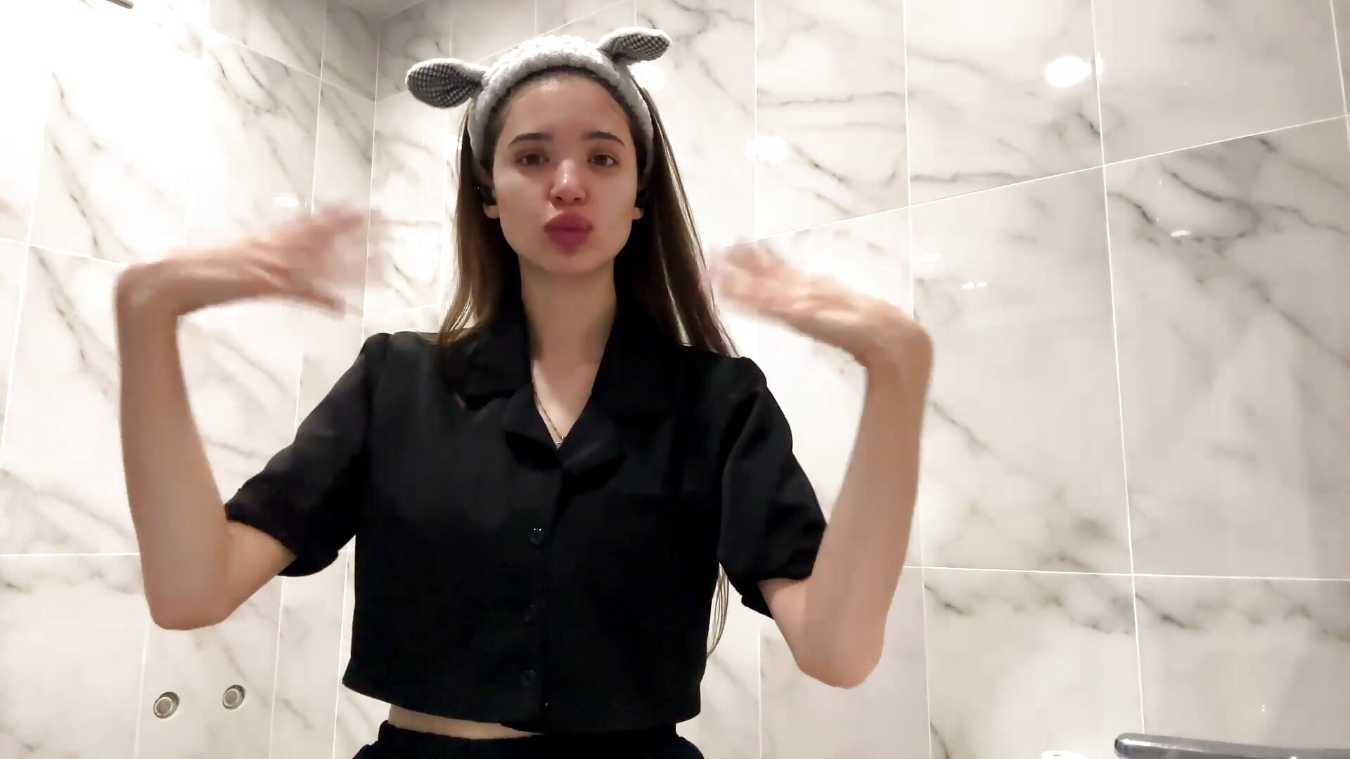 getting ready for the stream - Vídeo de NicolleBarreto, modelo de vídeos