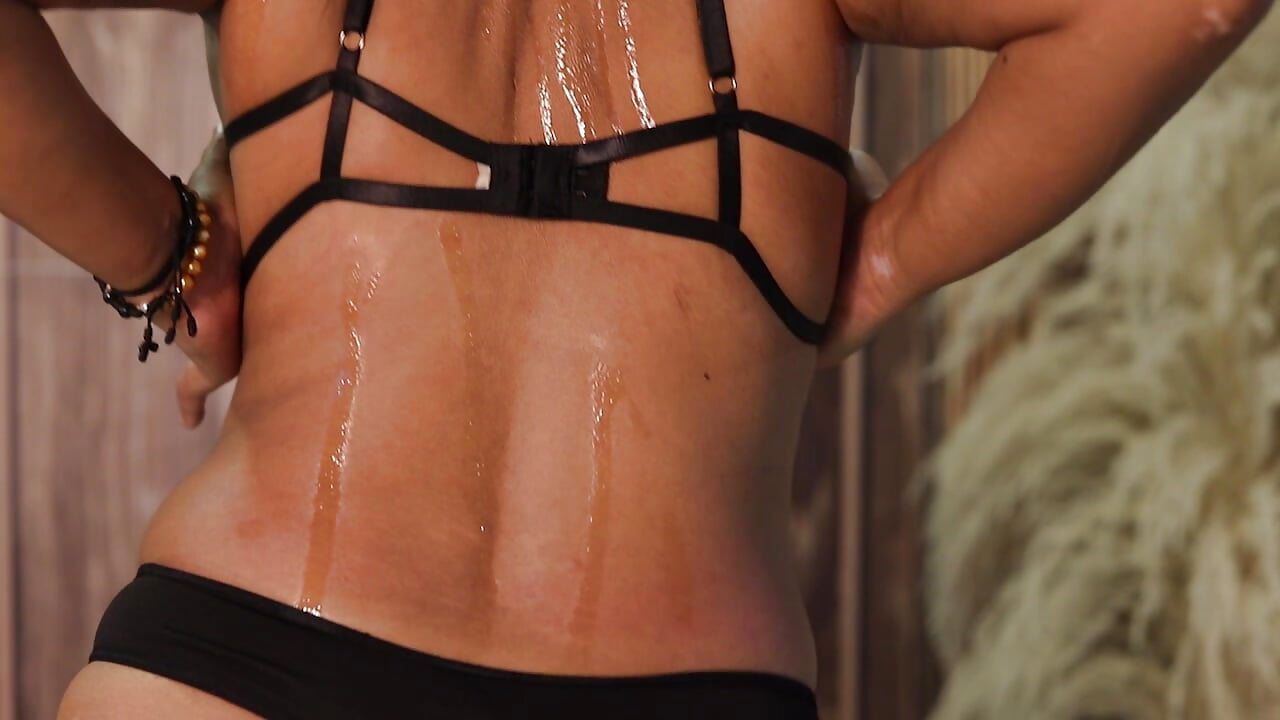 I’ll look at you until you lose control… dare? 👀🔥 - video di LuciaKiss modella di cam