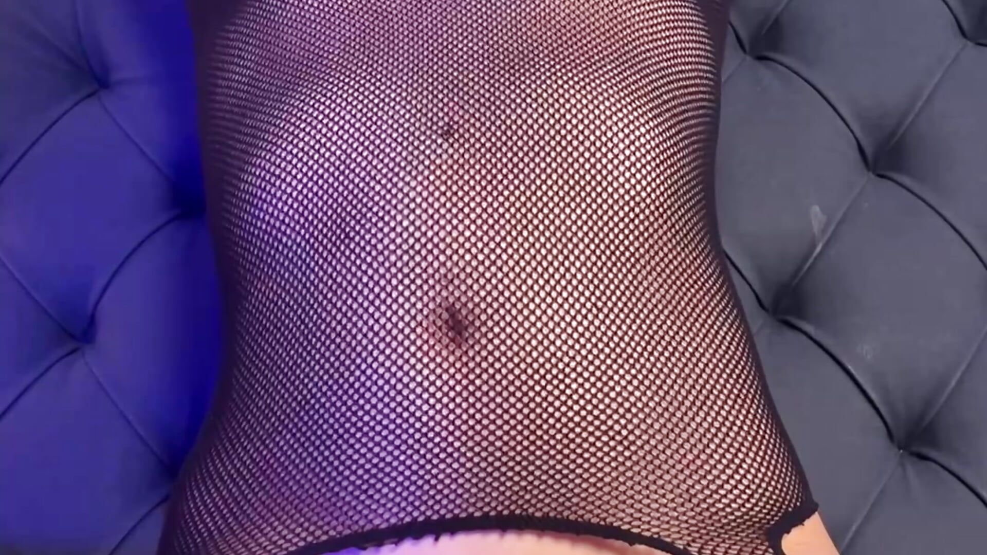 You can't miss seeing this young girl riding a dildo 🤯😵‍💫