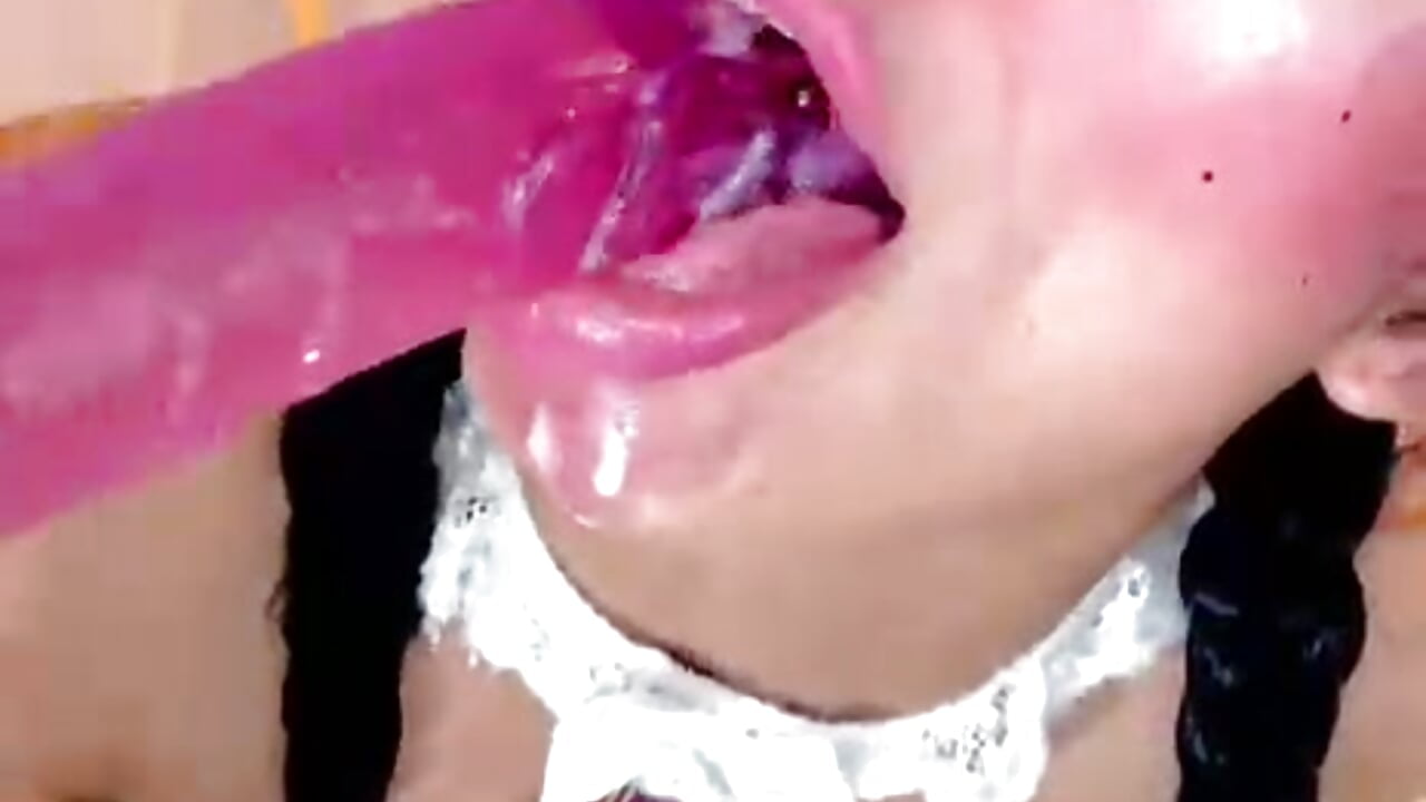 Schoolgirl chokes on the double-ended dildo 🤤 Deepthroat + gushing saliva 💦 — filmik Sharlott_Luxe, modela(-lki) na kamerkach