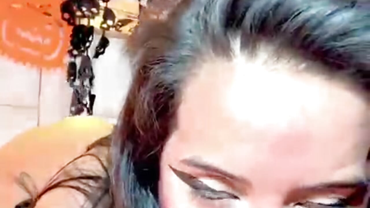 Love, watch me in 4 eat it as if it were your cock 🤤 – video od webkamerové modelky Sharlott_Luxe