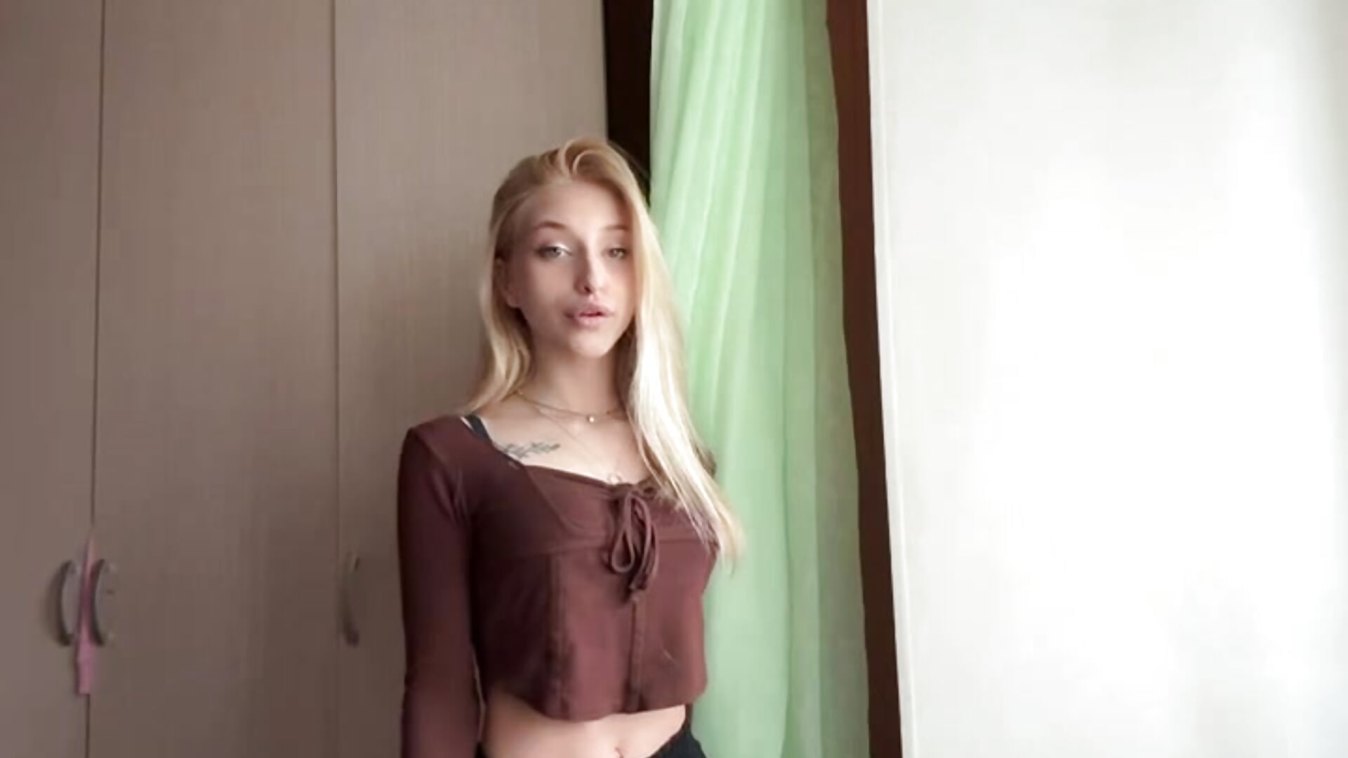Like this outfit?－カメラキャストのFiveFootBlondeの動画