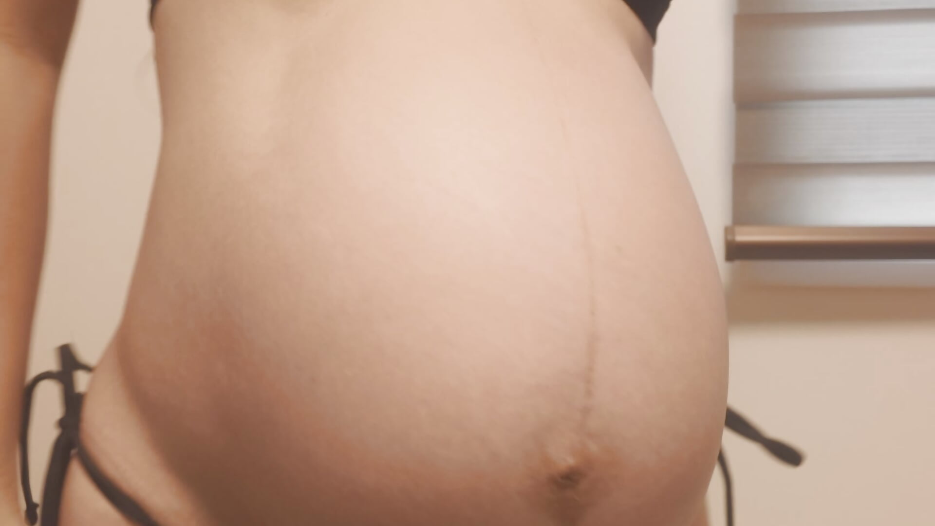 🎁臨月妊婦の黒ビキニ🖤 Big Pregnant Belly in a Black Bikini