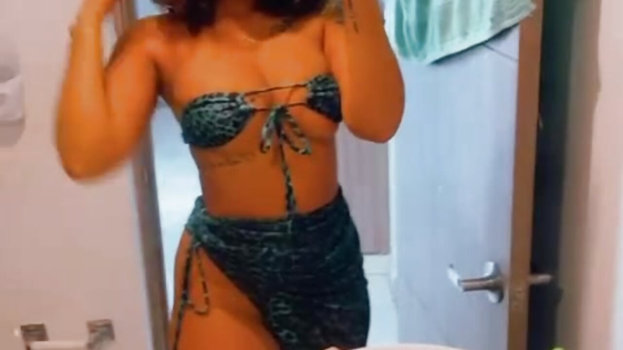 Do you like the way my bathing suit looks to me? - Vídeo de riri_brunnete