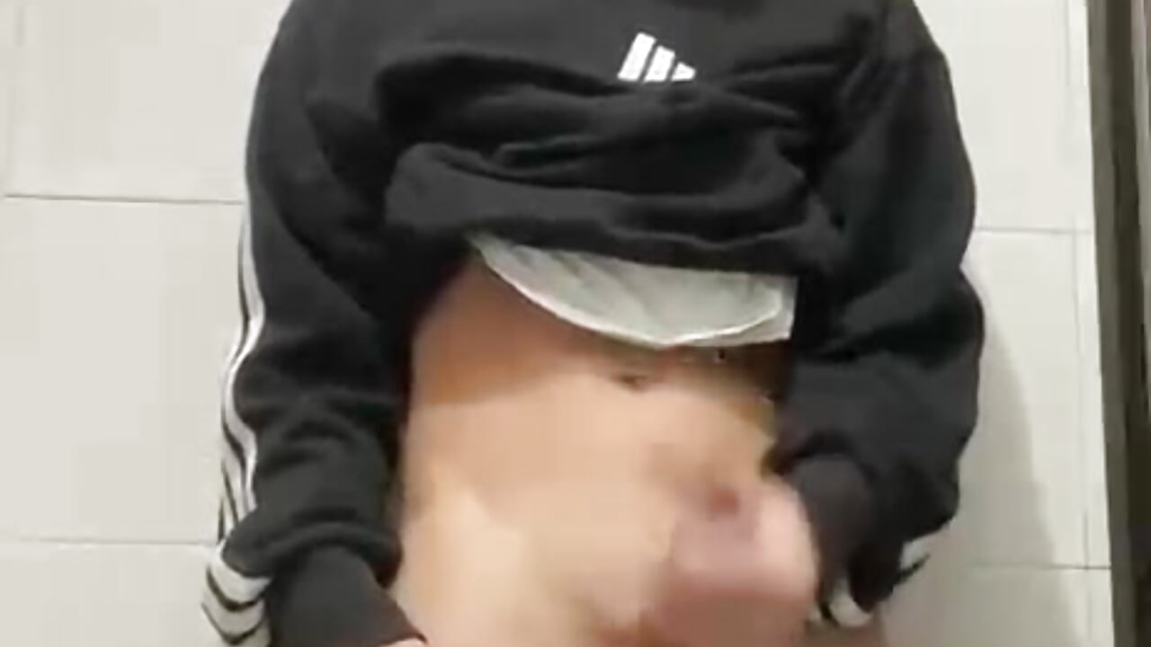 I CUM IN THE BATHROOM - video by noah_kirt_ cam model