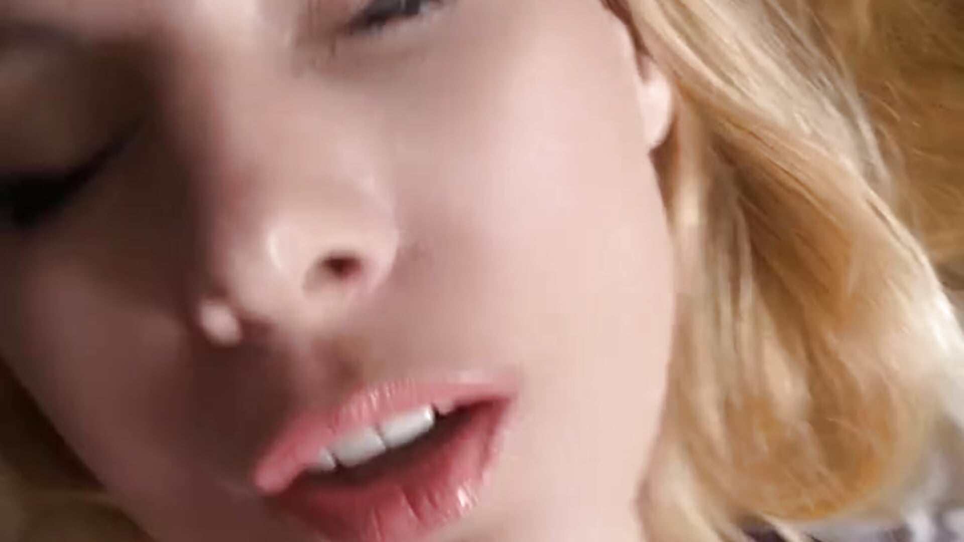 Hello hello – video modela na kameri Overshinee