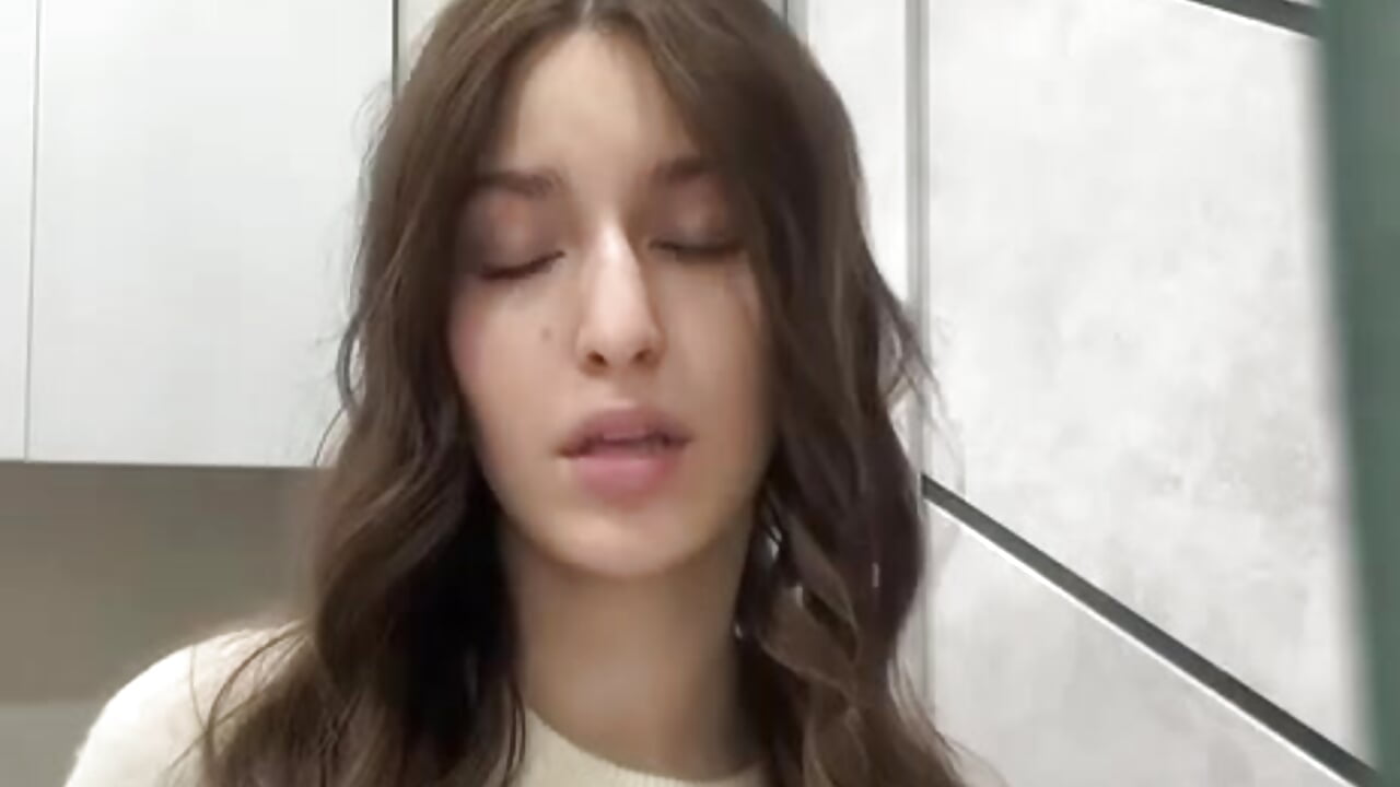 My little lipstick🥰 - Vídeo de WendolynHalbach, modelo de vídeos