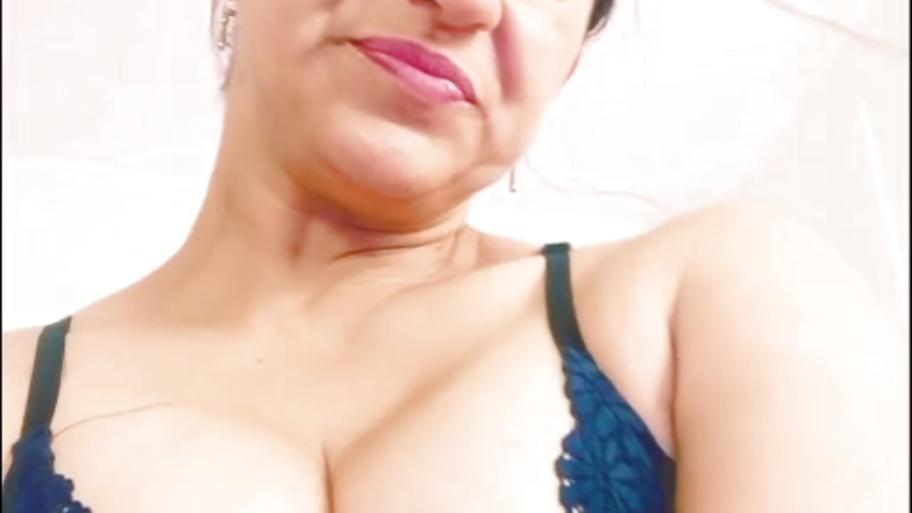 Your eyes always go here - video oleh model kamera Maya369