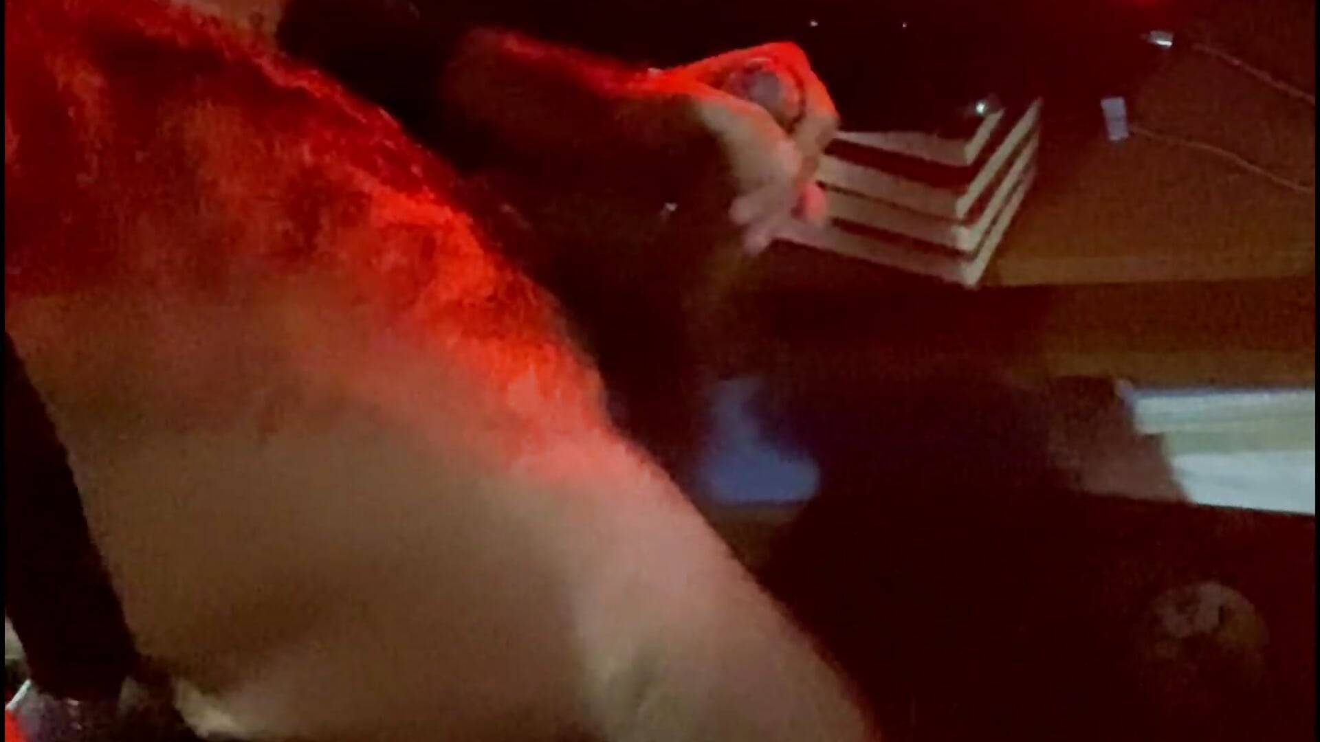 Intense Red - video di HairybutHorny modella di cam